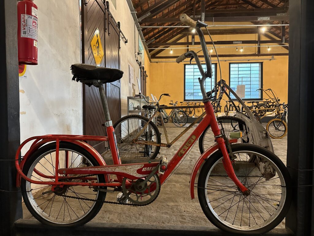 Esse modelo é o mesmo da minha primeira bicicleta, da marca Caloi, na qual eu me imaginava pilotando uma moto.